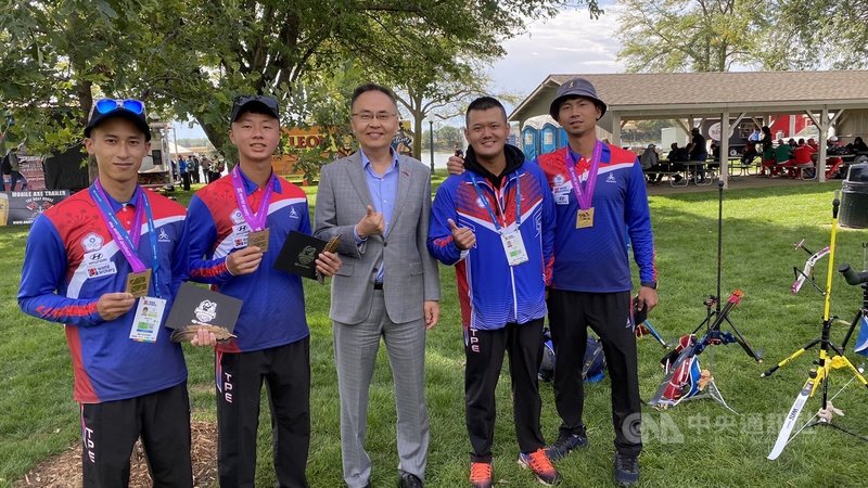 駐丹佛辦事處長張詩瑞(中)與台灣射箭反曲弓男子代表隊選手魏均珩(右1)、余冠燐(左1)、洪晟皓(左2)及教練李濤名(右2)合影。(丹佛辦事處提供)中央社記者江今葉華盛頓傳真 110年9月25日