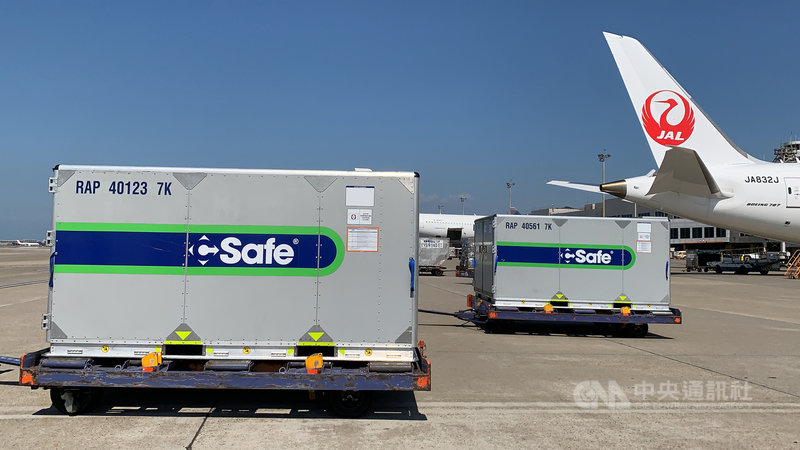 日本第5度援贈台灣的50萬劑AZ疫苗25日下午運抵桃園國際機場,疫苗裝載在2個溫控貨櫃中。中央社記者葉臻攝 110年9月25日