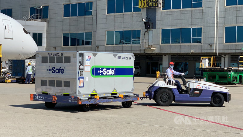 日本第5度援贈台灣的50萬劑AZ疫苗,25日下午運抵桃園國際機場,後續將以專車載送至指定的冷儲物流中心進行檢驗封緘作業。中央社記者葉臻攝 110年9月25日