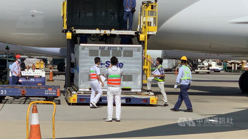 日本第5度援贈台灣的50萬劑AZ疫苗,25日下午運抵桃園國際機場,由海關人員進行機邊驗放。中央社記者葉臻攝 110年9月25日