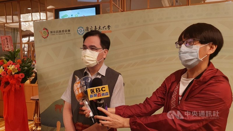 原民會25日在高雄獎勵原住民傑出專門人才,今年共有1257人獲獎,主委夷將.拔路兒(左)表示,期許獲獎族人未來將專才回饋部落及族人。中央社記者洪學廣攝 110年9月25日