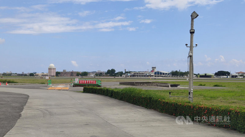 陸軍航特部AH-64阿帕契攻擊直升機計畫進駐台東豐年機場,因當地居民反彈喊停。軍方人士表示遺憾,認為東部有必要增加攻擊直升機布署,希望此案還能有機會。中央社記者盧太城台東攝 110年9月25日