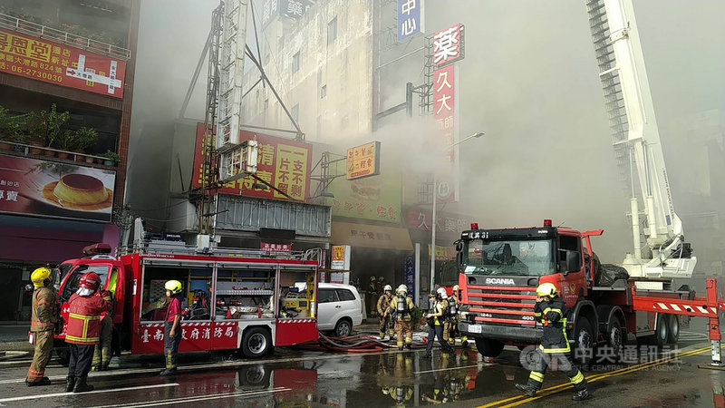 台南市消防局25日下午獲報,在永康區大灣路1棟3樓連棟式輕食餐廳冒出大量濃煙,火勢竄燒,還延燒到旁邊的眼鏡行,消防人員趕往灌救,火勢撲滅後在餐廳2樓發現1具老翁焦屍。(台南市消防局提供)中央社記者張榮祥台南傳真 110年9月25日