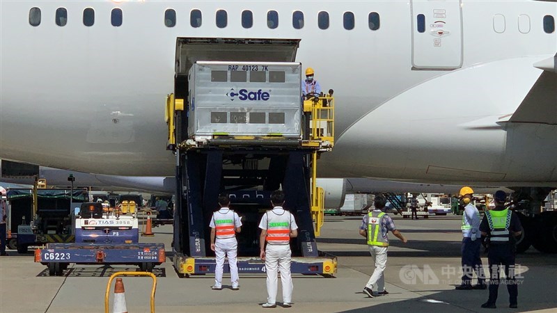 日本第5度援贈台灣的50萬劑AZ疫苗,25日下午運抵桃園國際機場,裝載在2個溫控貨櫃中的疫苗,由地勤人員進行卸貨。中央社記者葉臻攝 110年9月25日