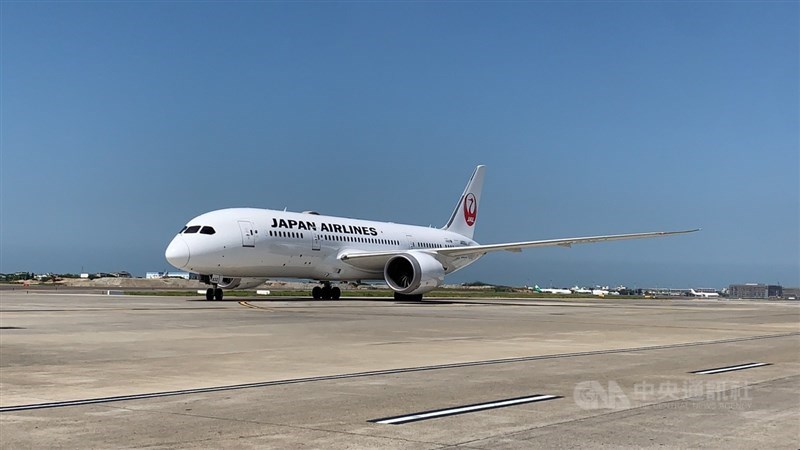 日本第5度援贈台灣的50萬劑AZ疫苗,25日下午1時16分運抵桃園國際機場。中央社記者葉臻攝 110年9月25日