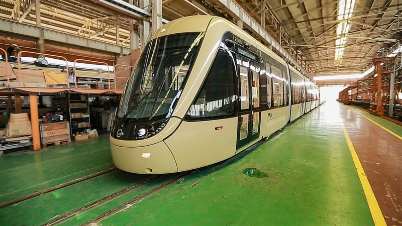 安坑輕軌列車塗裝「光耀金」,以山城風華再現為理念,發想自安坑地區坐擁蒼鬱山林,先民依山建城。(新北市政府捷運工程局提供)中央社記者沈佩瑤傳真 110年9月25日