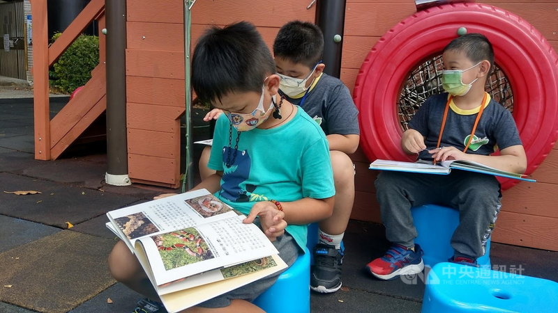 「雲水書坊-行動圖書館」前進新北偏鄉石碇區和平國小。佛光山文教基金會表示,盼雲水書坊行動書車推廣全民閱讀,如行雲流水開往學校、社區,方便學生民眾就近看書、借書,縮短城鄉差距及教養問題。(校方提供)中央社記者黃旭昇新北傳真 110年9月25日