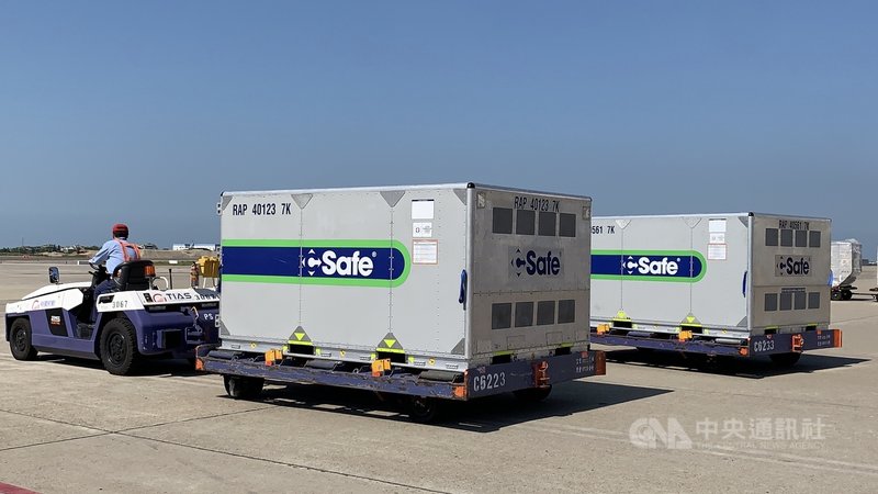日本援贈台灣的50萬劑AZ疫苗25日下午運抵桃園國際機場,這是日本第5度提供台灣AZ疫苗,裝在溫控貨櫃的疫苗卸下機後,將送至冷儲物流中心進行檢驗封緘作業。中央社記者葉臻攝 110年9月25日