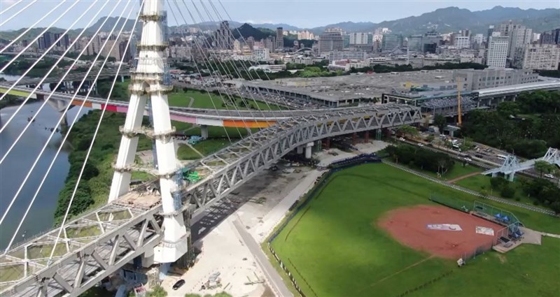 安坑輕軌以三跨連續斜張橋「安心橋」橫跨新店溪,銜接新北捷運環狀線十四張站。(新北市政府捷運工程局提供)中央社記者沈佩瑤傳真 110年9月25日