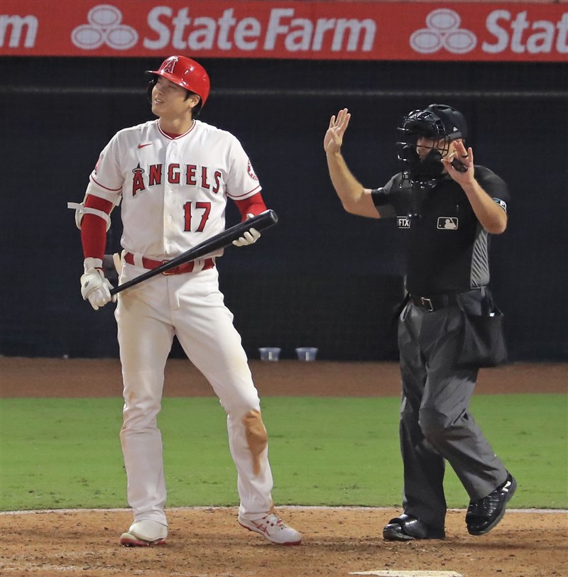 MLB洛杉磯天使日籍「二刀流」球星大谷翔平24日(左)5次上場打擊獲4次保送,累計近3場比賽被保送11次追平聯盟紀錄。(共同社)