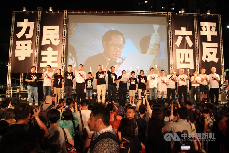 香港電台報導,香港市民支援愛國民主運動聯合會(支聯會)25日下午舉行特別會員大會,以41比4表決通過解散議案。圖為2016年六四燭光晚會。(中央社檔案照片)