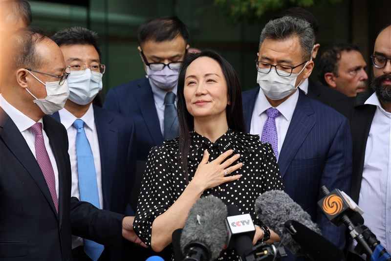 華為財務長孟晚舟(前中)獲釋後,搭乘中國政府包機自溫哥華返中國。(中新社)