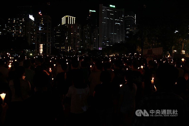 香港支聯會25日在六四紀念館召開特別會員大會,會中以41票贊成,4票反對,表決通過解散決定。圖為2016年在香港維多利亞公園的六四燭光悼念集會。(中央社檔案照片)