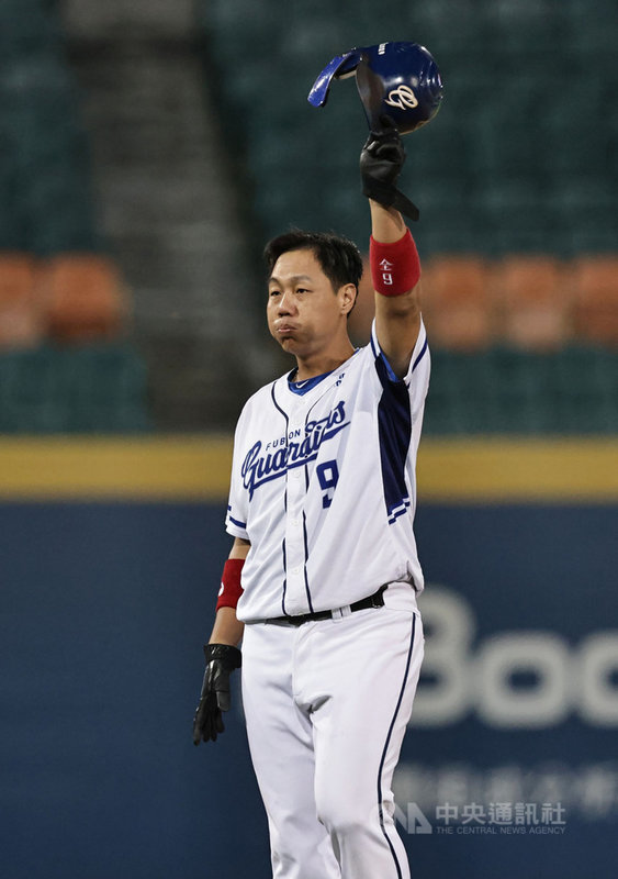 中職富邦悍將隊野手林益全25日達成個人生涯1800安,為中職最速、史上第4人。林益全受訪時直言,至今還是覺得打職棒很困難,接下來將繼續往2000安里程碑邁進。(富邦悍將提供)中央社記者謝靜雯傳真 110年9月25日