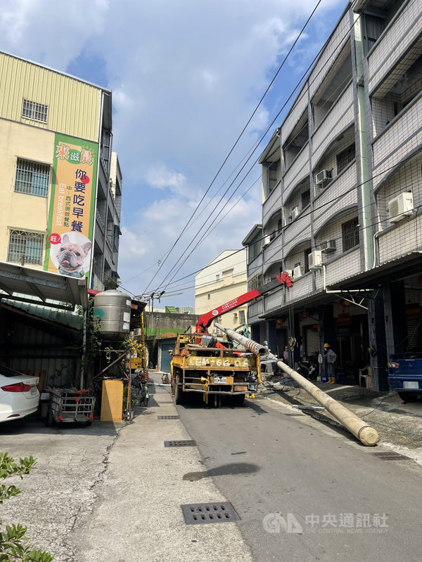 台灣電力公司鳳山區營業處表示,25日上午5時51分接獲里長通報指大寮區潮龍路101巷有一處電線桿傾倒,導致多戶停電,台電已在搶修中,預計下午3時復電。(台電提供)中央社記者洪學廣傳真 110年9月25日