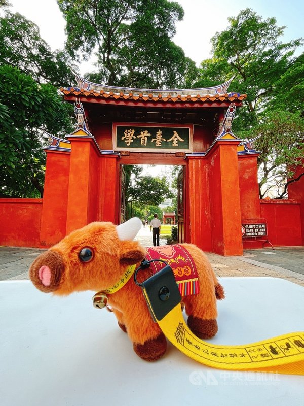 因應COVID-19疫情,台南孔廟9月28日祭孔取消活動最高潮「拔智慧毛」活動,改為限量販售超萌可愛「智慧牛」,24日一上市,立刻銷售一空。(台南市政府提供)中央社記者張榮祥台南傳真 110年9月25日