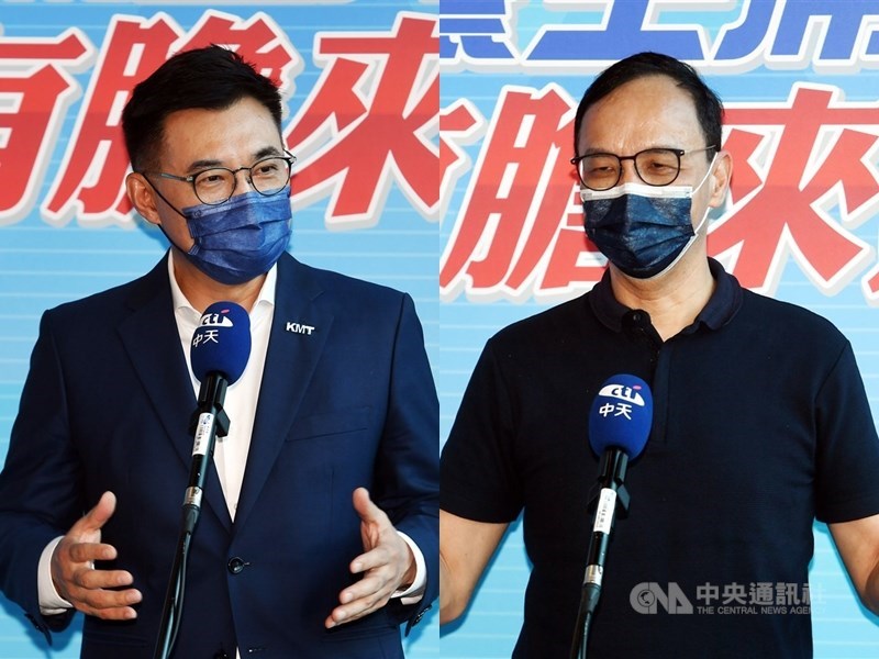 國民黨主席選舉25日投票,截至下午6時20分,爭取連任、但僅獲2萬多票的江啟臣(左)宣布敗選,將率一級黨務主管總辭,他並恭喜朱立倫當選。(中央社檔案照片)