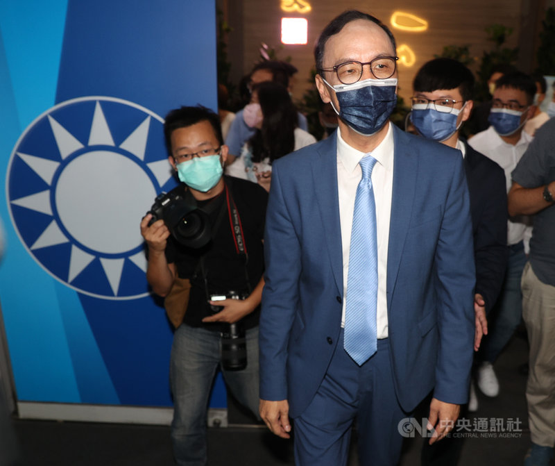 國民黨主席選舉25日投開票,候選人朱立倫(前)至晚間近7時的得票數已突破8萬張,篤定當選。朱立倫晚間現身黨中央發表談話,宣布勝選,並表示希望大家都能團結在一起。中央社記者謝佳璋攝 110年9月25日