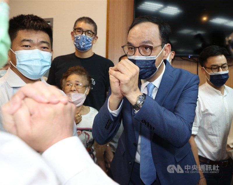 相隔5年多,朱立倫再次接掌國民黨兵符。圖為朱立倫25日晚間現身中央黨部發表談話,向現場人士拱手致意。中央社記者謝佳璋攝 110年9月25日