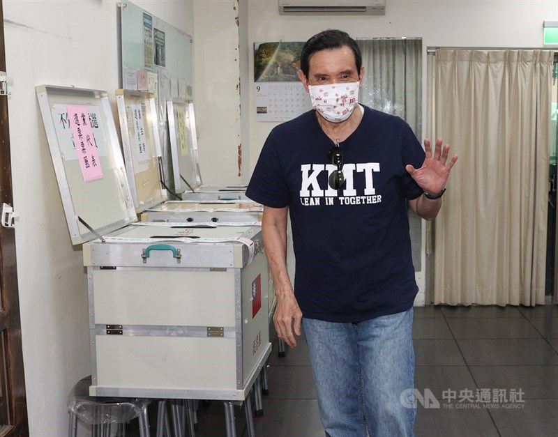 國民黨110年主席暨第21屆全國代表大會代表選舉25日舉行,前總統馬英九上午前往投票,向現場工作人員揮手致意。中央社記者謝佳璋攝 110年9月25日