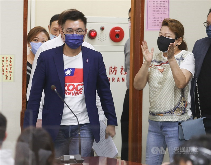 國民黨主席選舉25日投開票,現任黨主席江啟臣(前左)晚間出面宣布敗選,並將率一級黨務主管總辭,力求9月底前完成交接,在新任黨主席領導下向前衝刺。中央社記者謝佳璋攝 110年9月25日