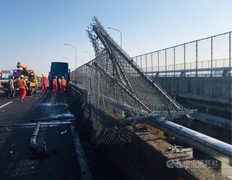 國道1號北上230.5公里處25日發生大貨車擦撞外側護欄事故,截至上午11時,事故現場仍未排除,僅開放內側車道通行,車輛緩慢通行,時速僅30公里。(警方提供)中央社記者黃國芳傳真 110年9月25日