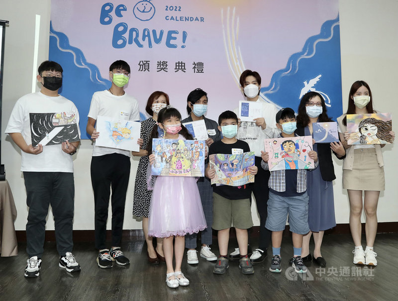 財團法人羅慧夫顱顏基金會26日在台北舉行2022公益桌曆頒獎典禮暨商品首賣記者會,期盼社會大眾購買2022公益桌曆後,透過12名顱顏孩子的畫作,更了解顱顏孩子的故事。中央社記者張皓安攝 110年9月26日