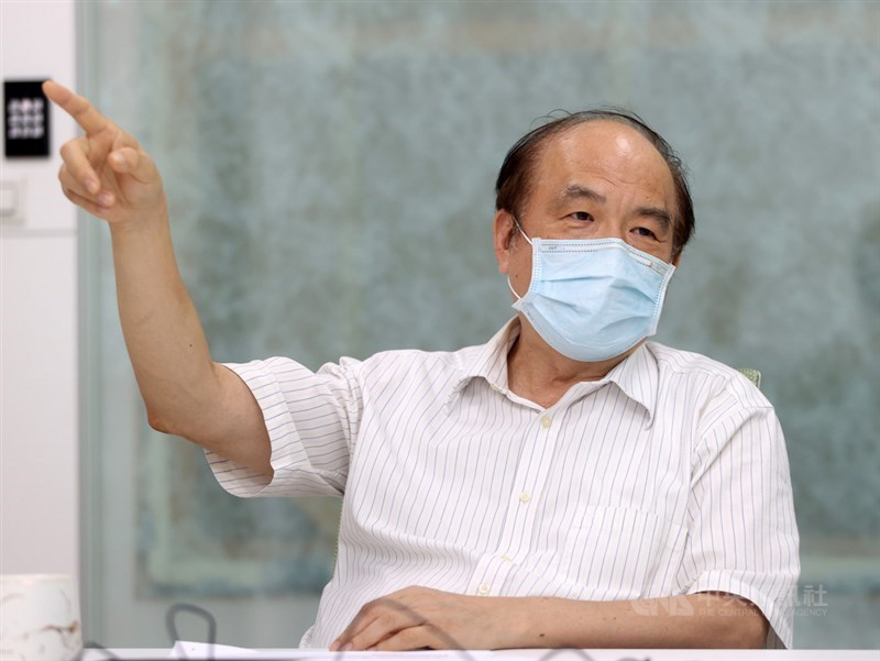 陽明交通大學國際半導體產業學院院長張翼表示,今年各校陸續成立半導體學院,背後原因是台積電向政府當面反映人才短缺的困境,催生了產官學合作的半導體學院。中央社記者鄭傑文攝 110年9月26日