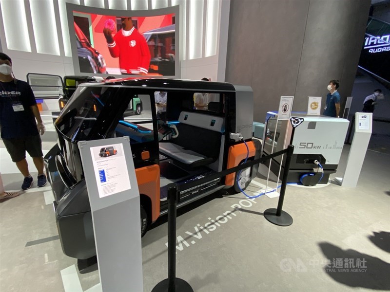 配合國際環保政策,現代汽車等國際車廠近年積極投入電動車、混合動力車(HEV)及氫能車等新能源車研發。圖為現代汽車於韓國2021年氫能展中展出超小型電動車模型。中央社記者廖禹揚京畿道高陽市攝 110年9月26日