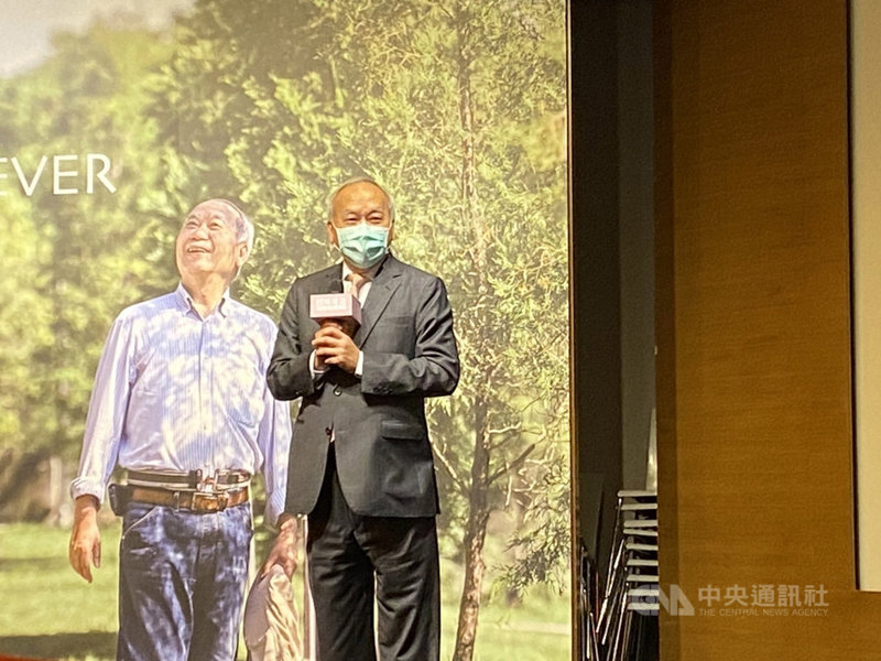 換肝權威陳肇隆26日在台北舉辦簽書會,他表示,肝臟移植手術的誤差小,每個步驟都不能失誤,要做到完美,不以善小而不為,這也是對自己期許。中央社記者余曉涵攝 110年9月26日