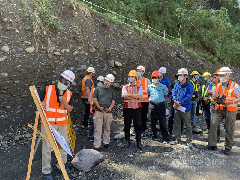 公路總局第三區養護工程處甲仙工務段日前邀多名專家學者及相關單位人員,共同討論高雄市桃源區明霸克露橋短期鋼便橋設計施工等事項,預計10月進行強化便道工程,並辦理相關河道治理工作。(公路總局第三區養護工程處甲仙工務段提供)中央社記者蔡孟妤傳真 110年9月26日