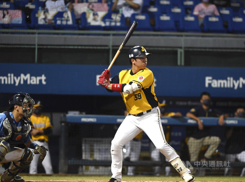 中職中信兄弟隊野手詹子賢(右)受骨刺所苦,25日到醫院打針治療,26日與富邦悍將隊比賽打擊發揮,生涯首度單場5安猛打賞,隊友還問他,「到底打了什麼針」。中央社記者謝靜雯攝 110年9月26日