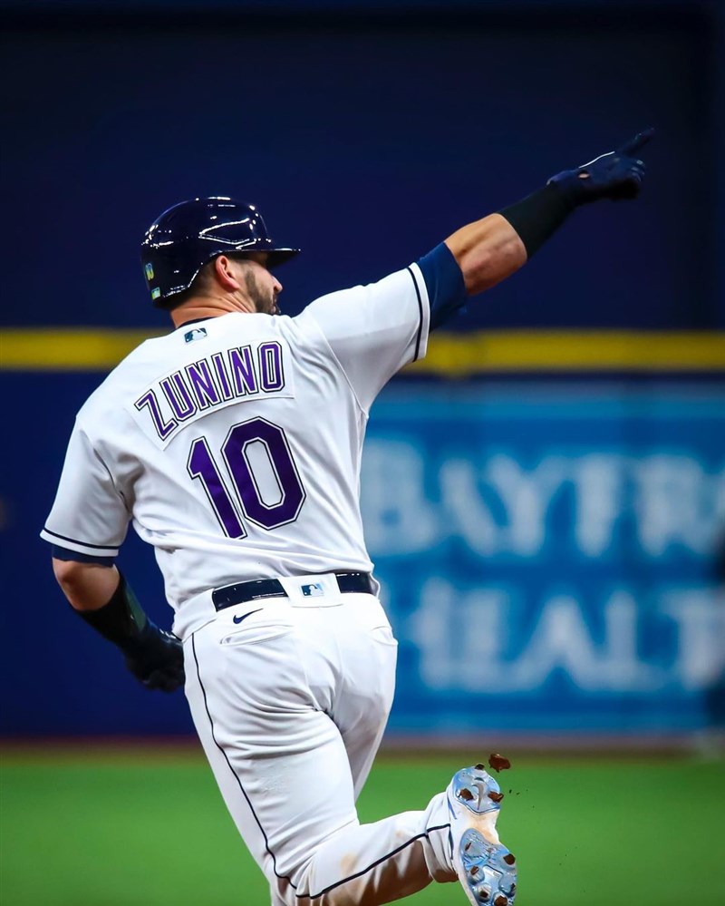 MLB坦帕灣光芒25日靠祖尼諾兩分砲超前,最終7比3擊敗邁阿密馬林魚,連兩年在美國聯盟東區封王。(圖取自instagram.com/raysbaseball)