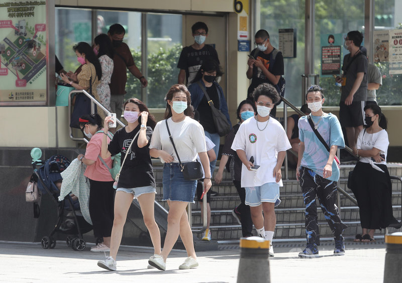 中央流行疫情指揮中心宣布,26日國內新增8例COVID-19(2019冠狀病毒疾病)確診病例,皆為境外移入,無新增本土病例、也沒有新增死亡個案。民眾出門在外戴好口罩。中央社記者吳家昇攝 110年9月26日