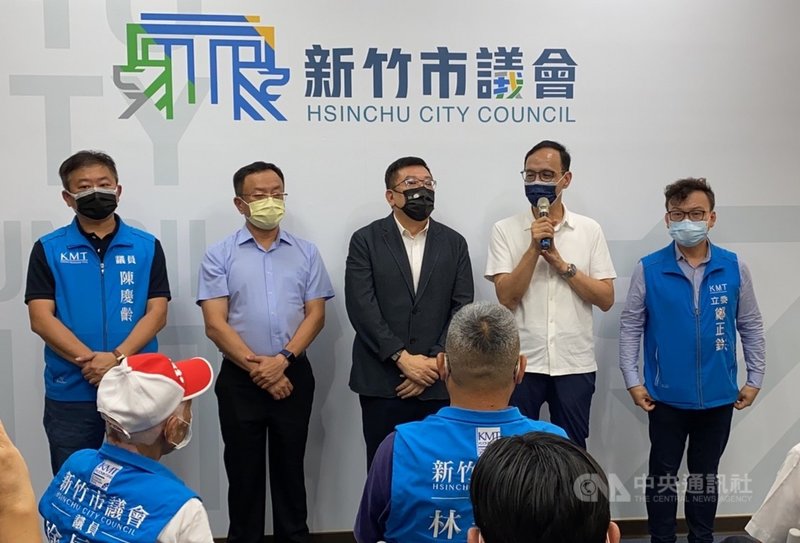 中國國民黨主席當選人朱立倫(右2)展開全台謝票行程,26日到新竹市議會向藍營議員、黨代表致謝。中央社記者魯鋼駿攝 110年9月26日