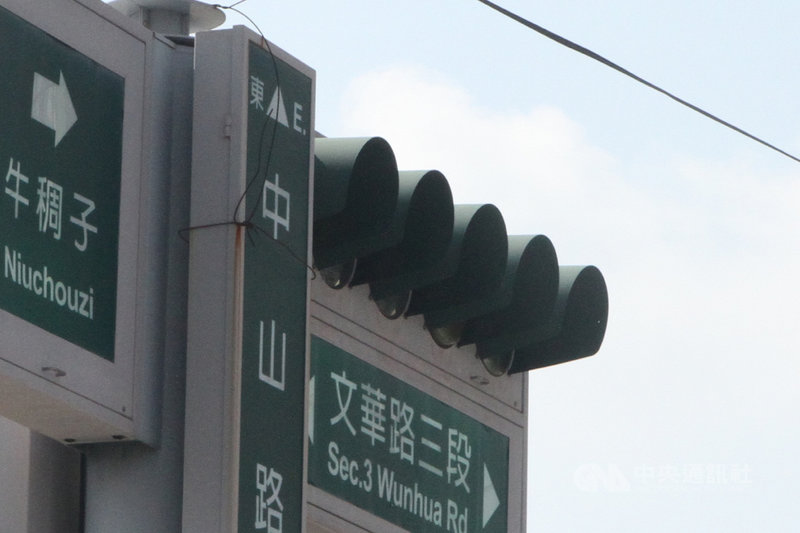 台南市交通局研擬將路口交通號誌逐步改用半遮蓋式燈罩,避免鳥類利用圓筒式燈罩築巢,導致用路人看不清楚燈號。中央社記者楊思瑞攝 110年9月26日