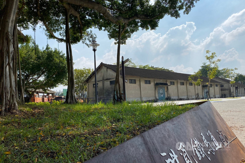 台南市「新營鐵道地景公園」以糖業及軌道為發展故事主軸,串聯糖鐵自行車道等亮點,打開了長久以來總是有距離感的新營糖廠,成為民眾散步休閒的好場所。(台南市政府提供)中央社記者楊思瑞台南傳真 110年9月26日