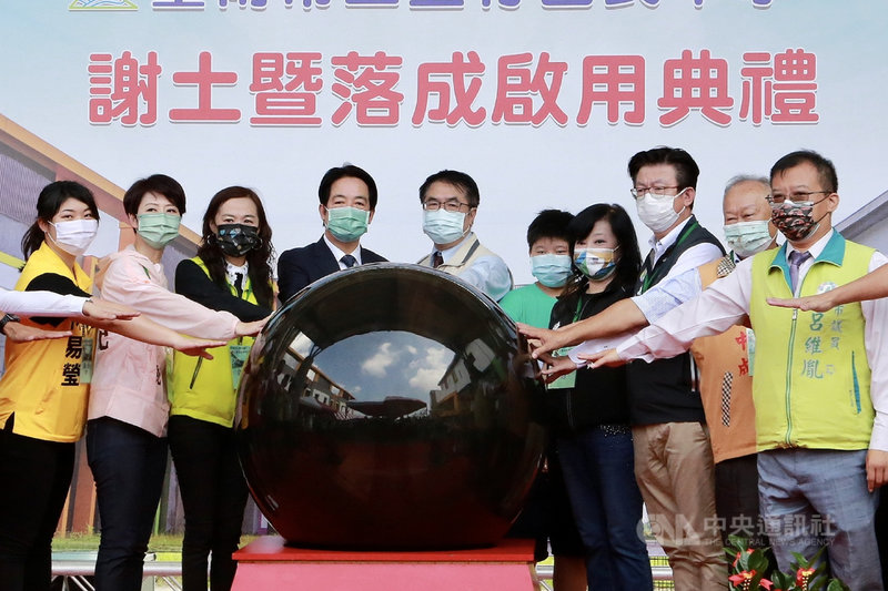 台南市政府在永康區增設的鹽行國中於110學年度招生,26日舉辦校舍落成啟用典禮,副總統賴清德(左4)、台南市長黃偉哲(左5)等人出席,鼓勵學子在地就學,提升鹽行地區整體發展。(台南市政府提供)中央社記者楊思瑞台南傳真 110年9月26日