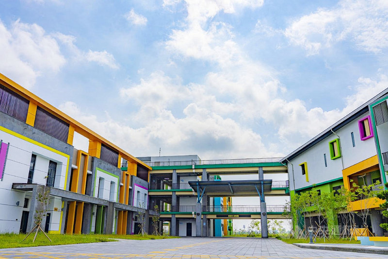 台南市永康區新設的鹽行國中校舍採綠建築設計,將智能水電表、綠能發電系統及雨水貯留回收設備納入考量,外觀也很有設計感。(台南市政府提供)中央社記者楊思瑞台南傳真 110年9月26日