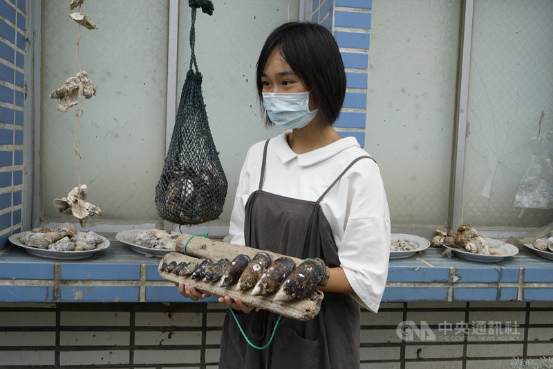 推廣馬祖淡菜知識與漁業養殖文化,西尾半島物產店舉辦淡菜體驗系列活動,策畫人鍾京燁(圖)認為,淡菜是馬祖特色美食,為馬祖帶來經濟價值,希望透過體驗活動讓遊客懂得品嚐外,也理解淡菜價值。中央社記者邱筠攝 110年9月26日