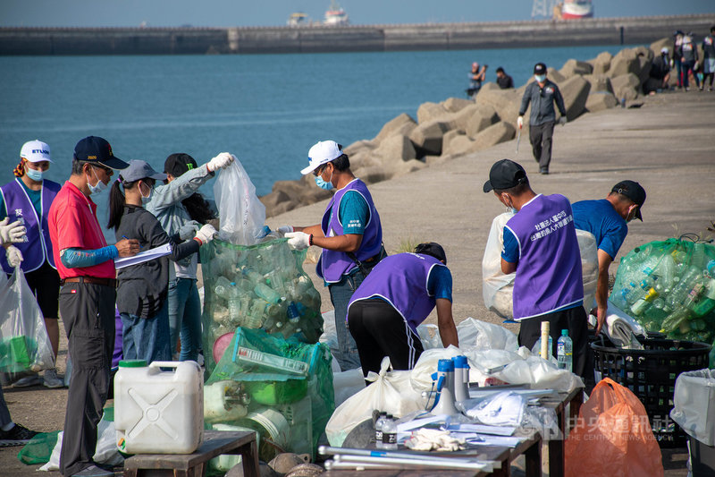 台中港北堤海釣示範區營運將滿2週年,26日舉辦淨灘淨堤活動,有超過百名釣友參加,經多方單位協調後,明年起釣魚將不收營運費用,僅收保險費。(蔡其昌服務處提供)中央社記者蘇木春傳真 110年9月26日