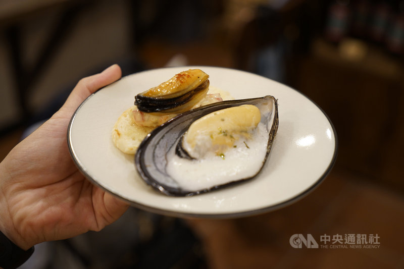 推廣馬祖淡菜知識與漁業養殖文化,西尾半島物產店舉辦淡菜體驗系列活動,帶遊客深入理解淡菜肥碩美味的秘密,以及物產到餐桌的流程。圖為西尾半島物產店研發的法式淡菜料理。中央社記者邱筠攝 110年9月26日