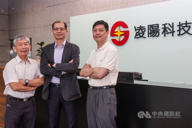 當年凌陽看到DVD影音播放機市場逐年下滑,下定決心開拓車用市場,如今馬步蹲8年開始獲利。圖左起依序為凌陽副總經理暨發言人沈文義、林至信、行政管理處處長暨代理發言人莊濟安。中央社記者鄭清元攝 110年9月26日