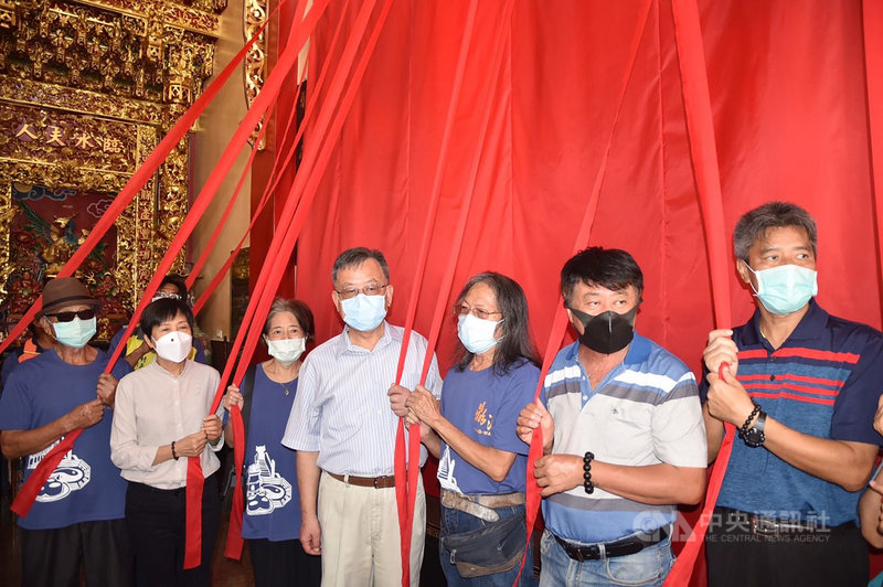 國內水墨大師洪根深(右3)26日捐贈4幅巨幅畫作給湖西鼎灣故鄉的「開帝殿」,澎湖縣長賴峰偉(右4)等人出席共同揭畫,並對洪根深回饋故鄉,表達感謝。(澎湖縣政府提供)中央社 110年9月26日