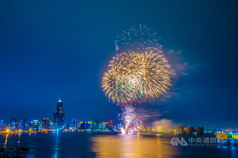 2021國慶焰火將在高雄港舉行,高雄市政府日前試放焰火,透過焰火廠商專業判斷,在港灣周邊找出10大最佳觀賞點,26日公布,其中包含西子灣觀景平台。(高雄市政府提供)中央社記者蔡孟妤傳真 110年9月26日