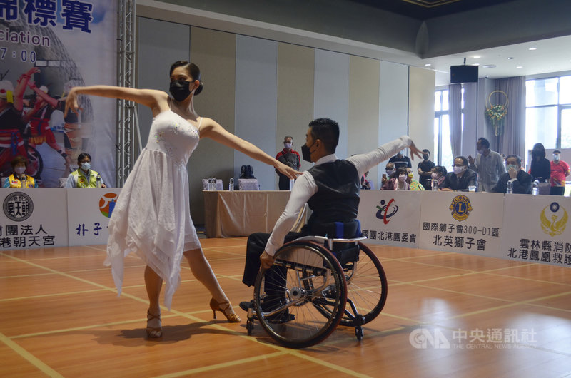 110年全國會長盃身心障礙者輪椅舞蹈錦標賽26日在嘉義縣舉行,受疫情影響,賽事曾一度無法如期舉辦,如今能順利開辦,按照防疫規定,要求舞者都要戴口罩。中央社記者蔡智明攝 110年9月26日