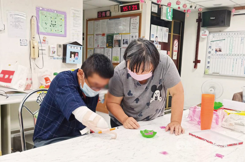 全台疫情3級警戒期間,陽光基金會資深生活服務員傅彩琴(右)心繫燒燙傷傷者,自願住進陽光之家,日夜陪伴7名傷友復健,「因為疫情,讓我們變成一家人」。(陽光基金會提供)中央社記者張茗喧傳真 110年9月26日