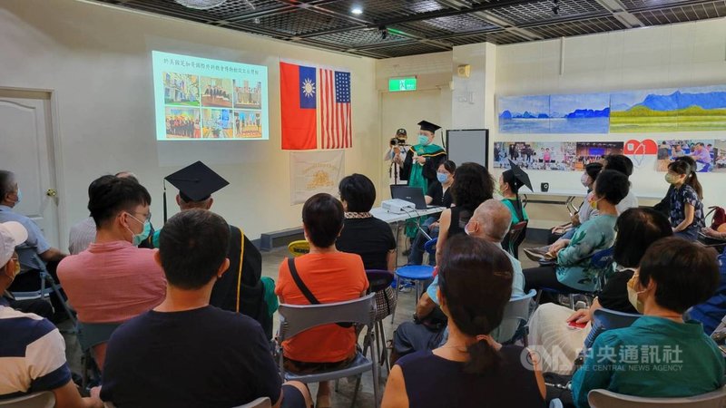 國際外科學會中華民國總會辦理2021年國際醫療巡迴展,展示總會近年來參加聯合國衛生大會及國內外醫療義診等成果,26日在台東美術館舉行閉幕式,與會者也針對台東偏鄉醫療發展交流、討論。(民眾提供)中央社記者李先鳳傳真 110年9月26日