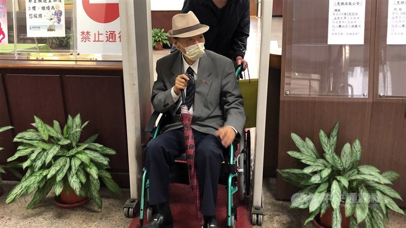 馮滬祥(前)生前不少爭議,被控性侵且判刑定讞。圖為去年馮滬祥坐著輪椅出庭。(中央社檔案照片)