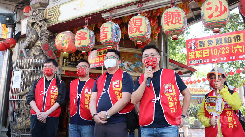 競選中國國民黨主席連任失利的江啟臣(右2),26日到台中聲援台灣基進黨立委陳柏惟罷免活動,對於選舉結果,江啟臣表示,民眾對國民黨的期待還很高,國民黨不會讓大家失望,「我們會團結、一起戰鬥」。(江啟臣服務處提供)中央社記者蘇木春傳真 110年9月26日